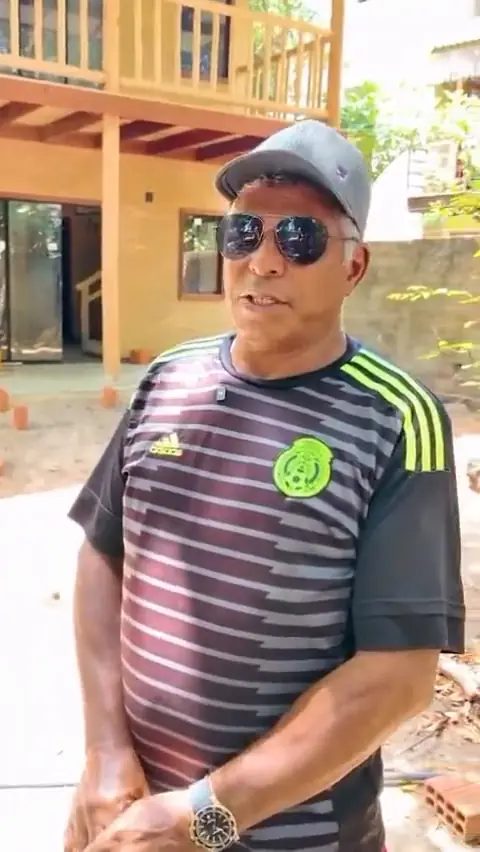 Cliente de boné e óculos escuros em frente à casa de madeira dá depoimento sobre a telha sanduíche