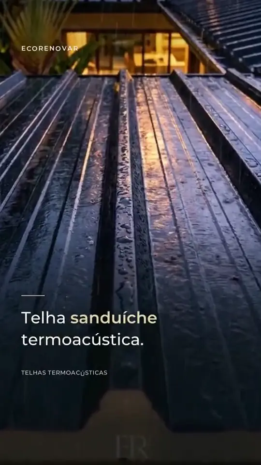 Telhas sanduíche termoacústicas escuras molhadas de chuva, abertura do filme institucional da Ecorenovar